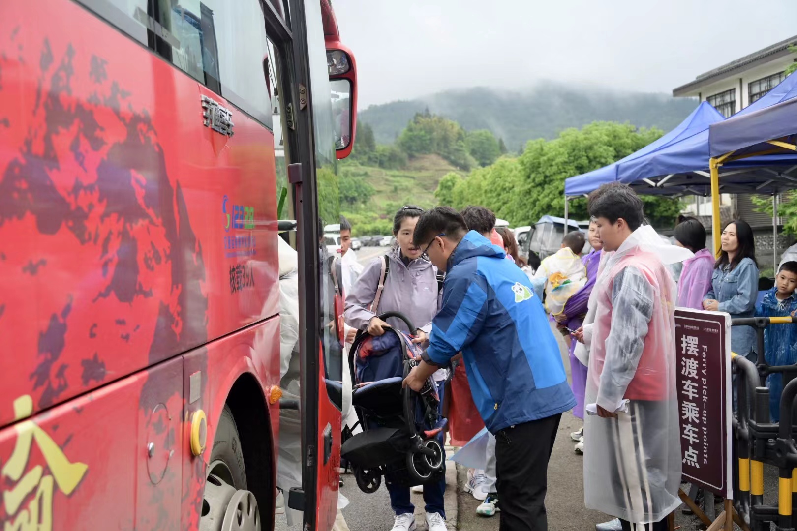 工作人員在擺渡點為游客提供服務.jpg